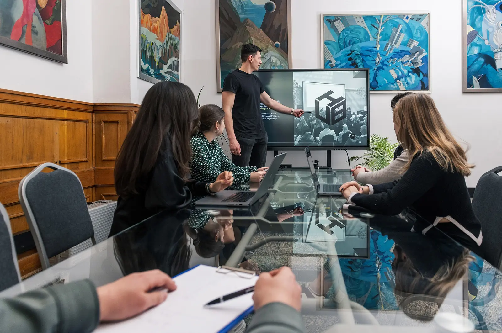 Spotkanie zespołu przy stole konferencyjnym