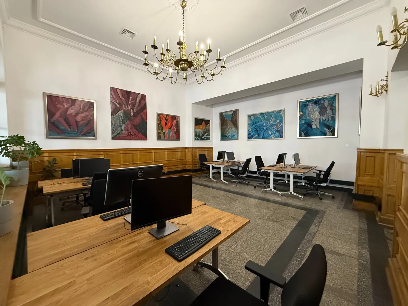 Sala coworkingowa z wyposażonymi stanowiskami pracy