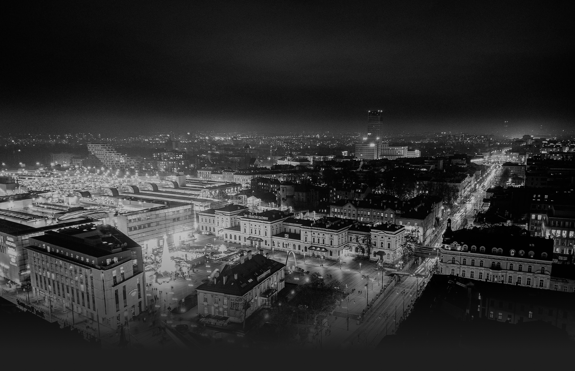 Zabytkowy Dworzec i centrum Krakowa nocą